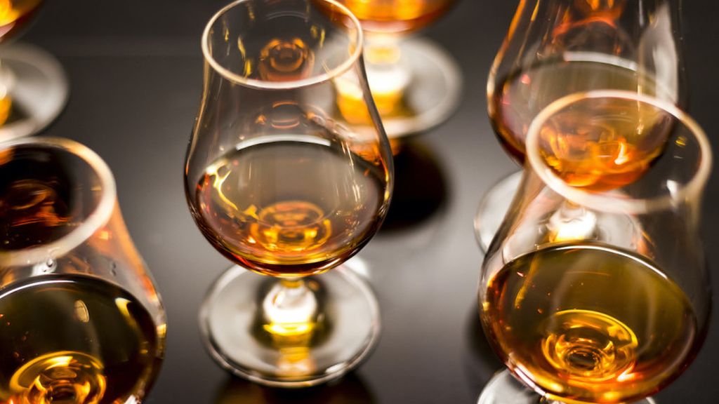 Understanding the Distinct Differences: Liqueur vs. Liquor